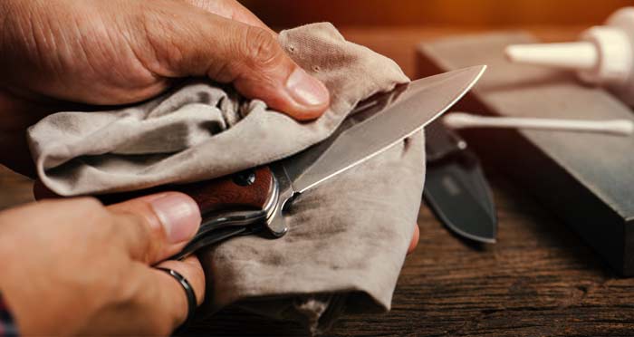 cleaning-folding-pocket-knife