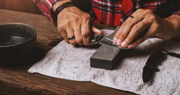 sharpening-a-pocket-knife