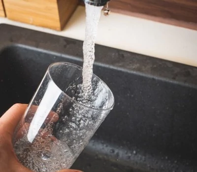 filling glass of water from stainless steel kitche XWFNVQB