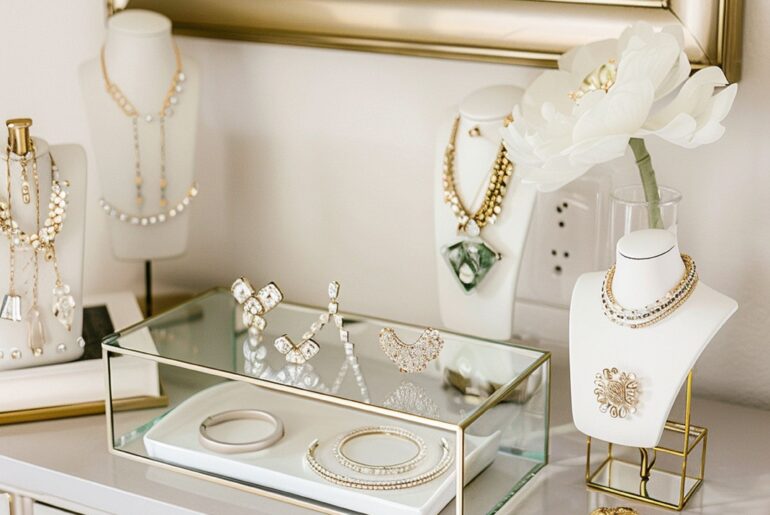 decorative jewelry dispay